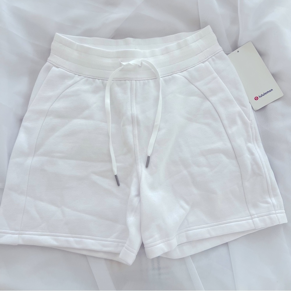 Lululemon Scuba High-Rise Short 5"
White
Size 6